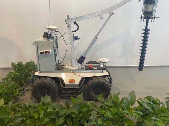 机器人"东方青帝"