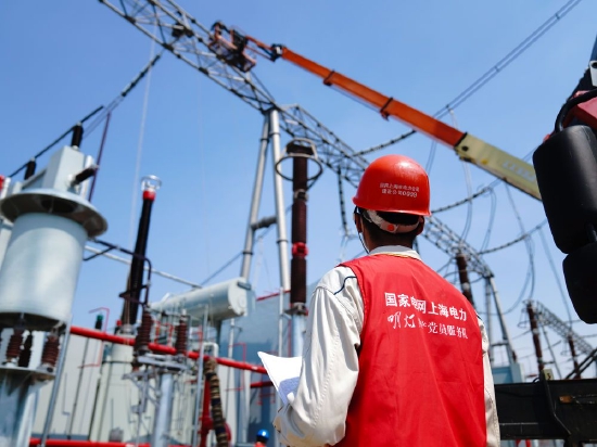 国网上海电力工程建设人员在500千伏杨行变电站增容改造现场进行设备验收