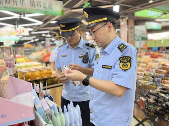 市局执法总队执法人员在商场超市检查儿童玩具、学生用圆规、学生用笔等商品 上海市市场监管局供图