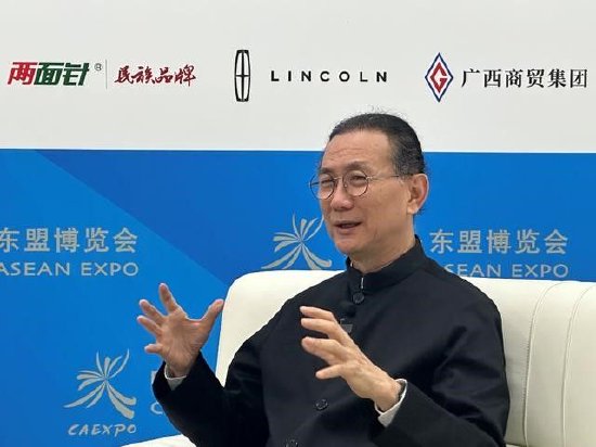 邱威功接受媒体采访