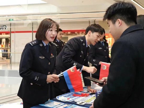 松江分局黄晨警官(左一)