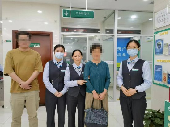 5月13日,该客户在家人的陪同下,再次至农行上海嘉定嘉西支行,对嘉西支行工作人员表示感谢。