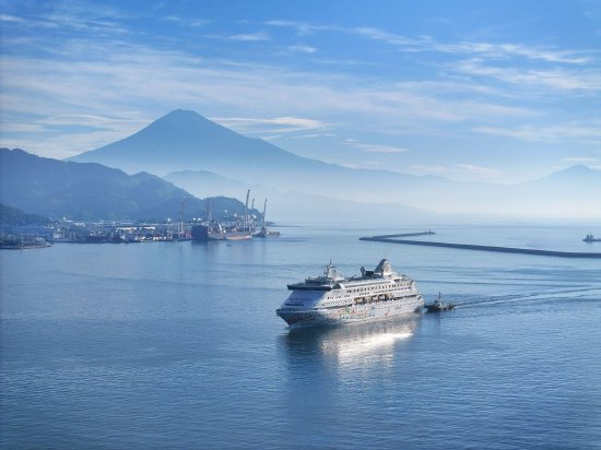 7月30日“蓝梦之歌”停靠日本清水港,尽揽富士山静谧优美