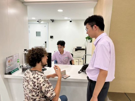 图为留学生在农行上海五角场同济大学支行的国际学生服务专区顺利办结业务。