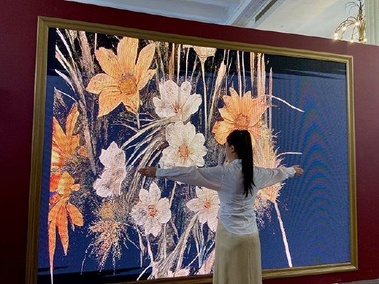 《流动花园》是基于AIGC的交互影像装置,游客的动作可以带来不同的花开效果。