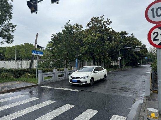 2024年9月20日12时许,上海奉贤区排水管理所原办公地址,该区域没有出现积水现象。该地块目前已被拆迁并完成土地平整。
