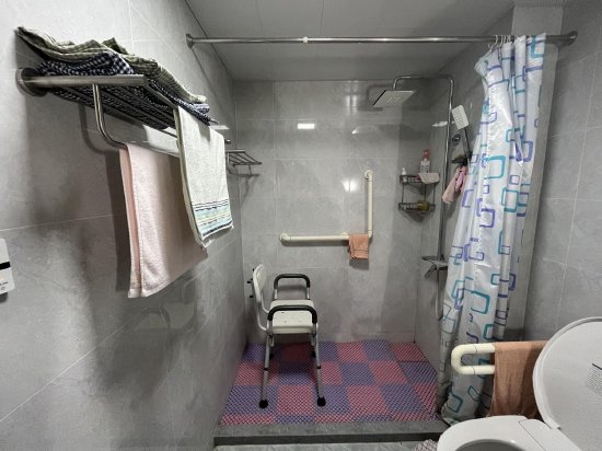 适老化改造后的浴室,老人可以坐着洗澡。澎湃新闻记者 邹娟 图