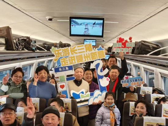 今年首趟“乐游长三角”银发旅游列车从上海启程。许文峰 摄