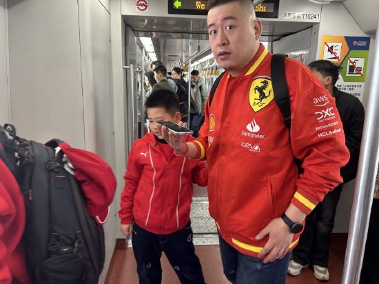 3月21日,车迷搭乘地铁来的上海国际赛车场。澎湃新闻记者 李佳蔚 图