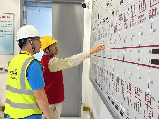大客户经理王青磊在35千伏乐高乐园用户站,与乐园电工时刻关注设备运行情况