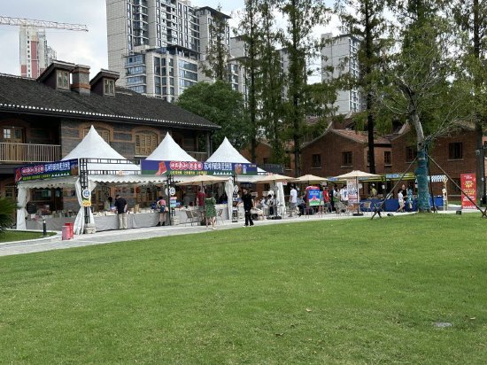 华政校园历史建筑旁的“淘书乐”市集。