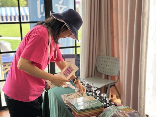 现场推出纪念图章。