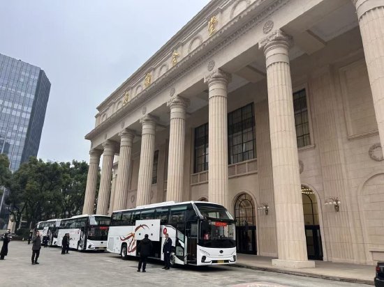 3月3日中午，在沪全国人大代表出发前往机场，启程赴京。澎湃新闻记者 李佳蔚 图