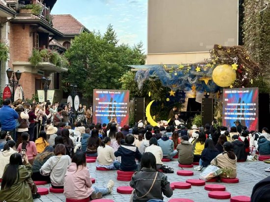 　　2025年10月25日，《罗密欧与朱丽叶》歌剧快闪秀在上海思南公馆的小广场上演。澎湃新闻记者 陈悦 图