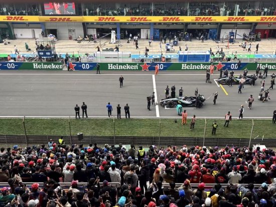  北京时间3月15日下午，2026赛季F1中国大奖赛上演正赛争夺。澎湃新闻记者 邹佳雯 图