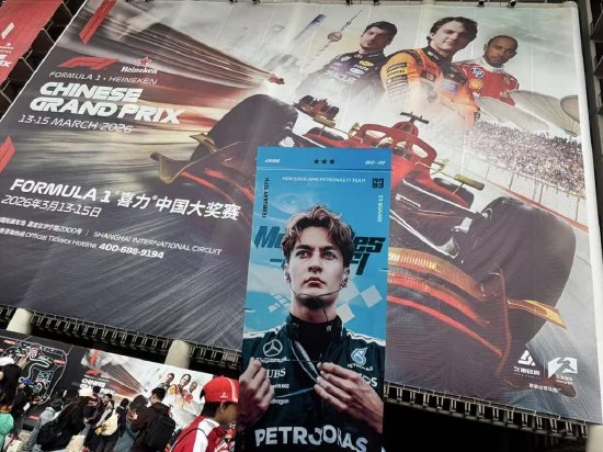  3月15日，来自瑞典的汉娜收到了中国车迷送的物料。澎湃新闻记者 邹佳雯 图