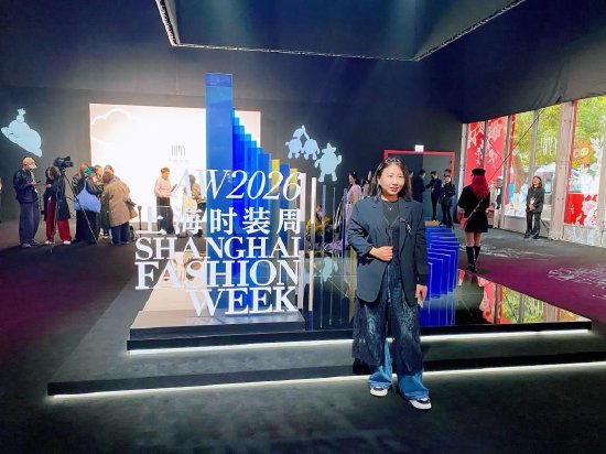 3月25日，观众在2026秋冬上海时装周标识前留影。澎湃新闻记者 俞凯 图