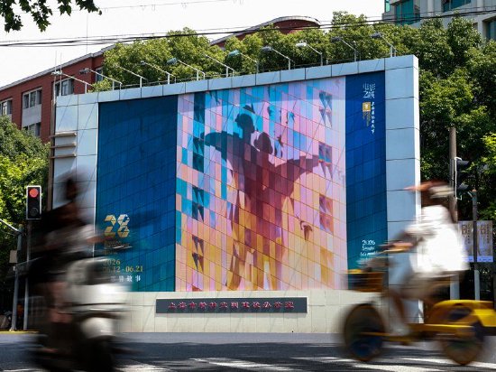 新华路上的上影节海报格外亮眼