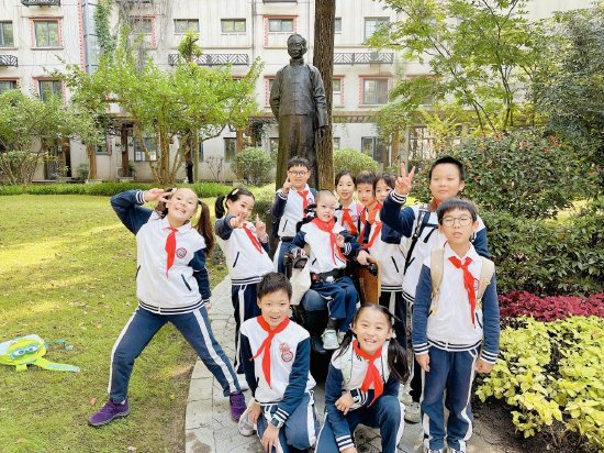 维洛与同学们在一起。本文均为受访者供图