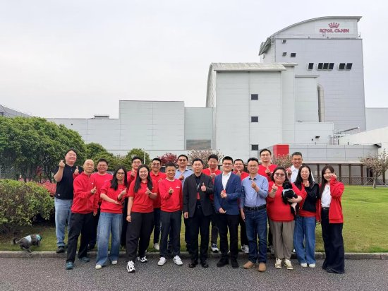 专家团对工厂的自动化水平、洁净程度、质量管控体系及宠物友好办公环境给予高度评价