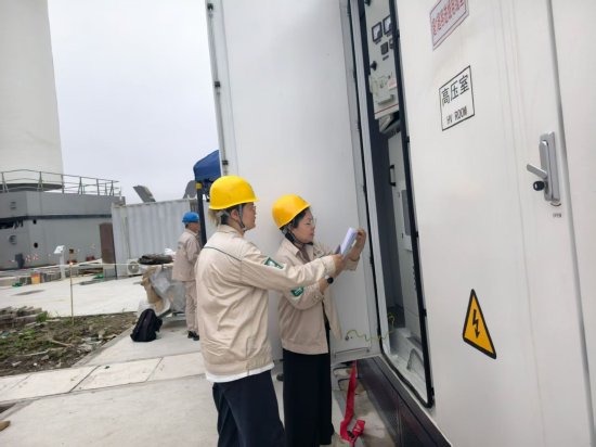 　　国网上海长兴供电公司工作人员正在为国内首套10千伏阻抗隔离型主动支撑电源挂网投运做调试验收工作。