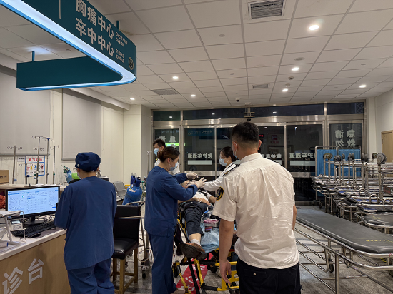 　　7月11日深夜，上海杨浦区的交大医学院附属新华医院急诊抢救室，一名老人被120救护人员送来急诊。澎湃新闻记者 陈斯斯 摄