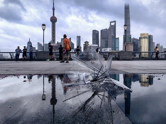 2026年7月12日，上海，受台风“巴威”影响，外滩沿江风力依旧强劲，游客明显减少。视觉中国 图