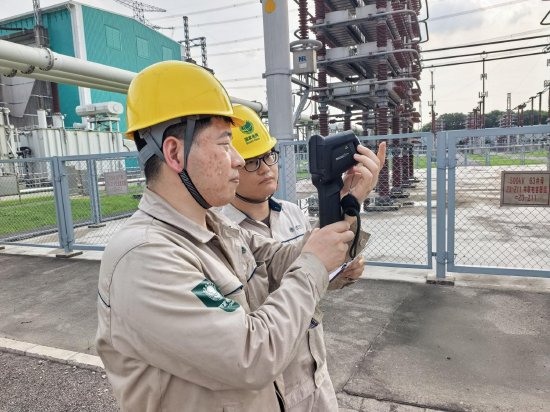 　　7月14日，国网上海直流公司±500千伏华新换流站运检人员王旗、孙再冉手持红外测温仪，对户外500千伏交流滤波器接头、避雷器等重点部位逐点测温，严防设备过热。（查亮亮）