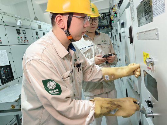 　　7月14日，国网上海金山供电公司变电青工班工作人员沈嘉炜、杨程在瑞金医院金山分院周边配套项目的新建开关站开展验收工作，确保项目提前接电。（蒋维捷）
