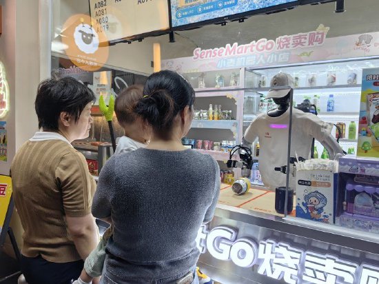 市民在徐汇滨江的烧卖Go机器人小店里选购商品 新民晚报记者 吴雪舟 摄