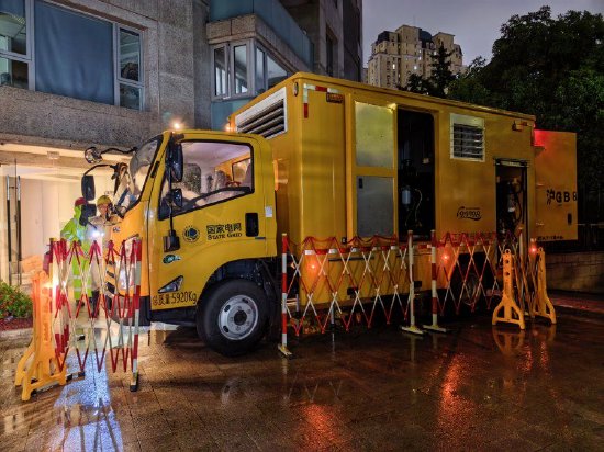 长宁区新华路一小区地下车库发生雨水漫灌。