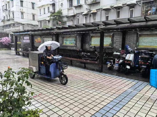 王帮成正在为社区老人送餐途中。