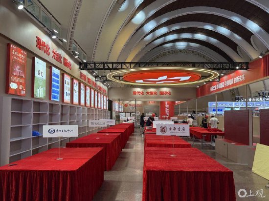 中央大厅中国出版集团展区。施晨露摄