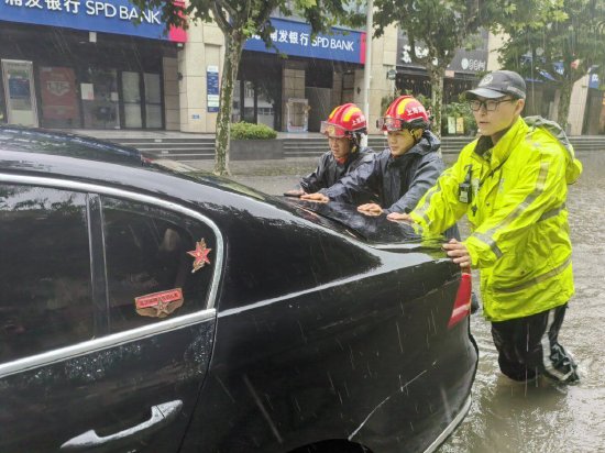李俊杰帮忙推车。