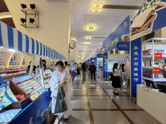 此次“长三角品牌实体书店展区”书籍和文创分开陈列。
