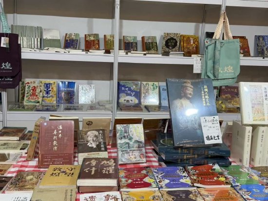 读者・文创空间展出敦煌学精品书籍。