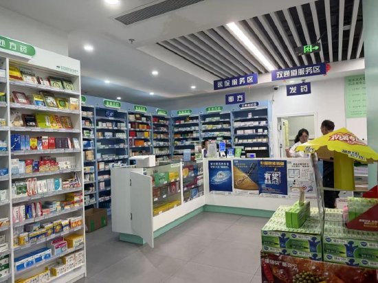 在上海市杨浦区许昌路上的一家定点零售药店，药店工作人员介绍可以在医保服务区咨询这项政策。