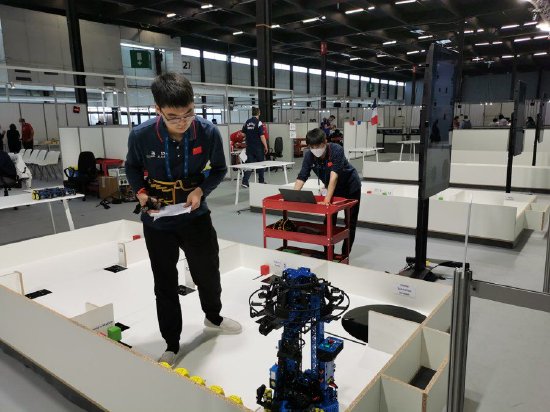 2022年世界技能大赛特别赛上，中国选手在参加移动机器人（双人）项目比赛。