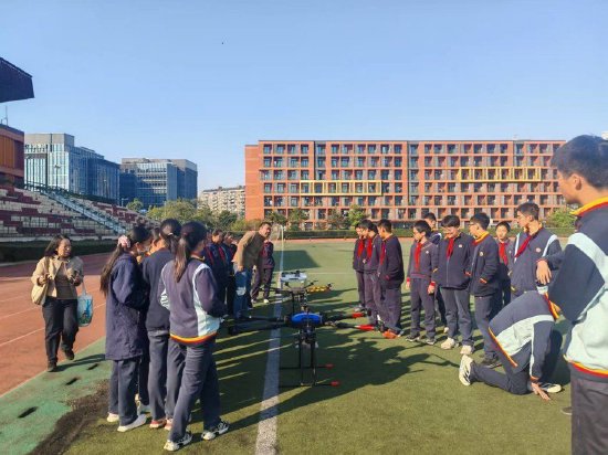 上海民航职业技术学院进行无人机操作培训。