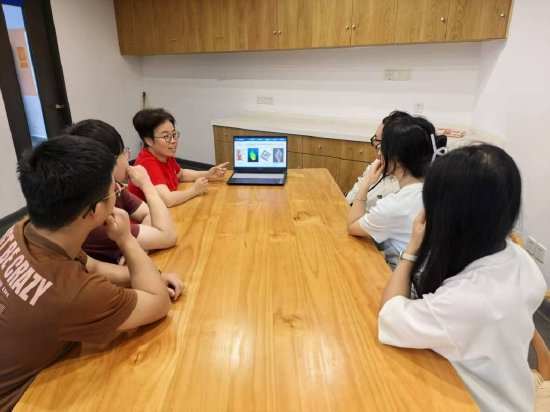 琚娟（左三）用通俗易懂的话语给学生们解析专业知识。 本文图均为受访者供图