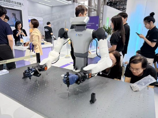 2026 Inclusion·外滩大会机器人展区。