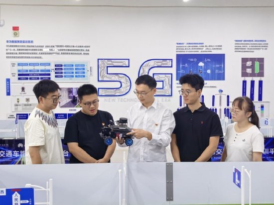 许高峰（右三）讲解实训项目