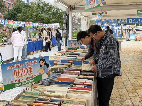 淘书乐。施晨露摄