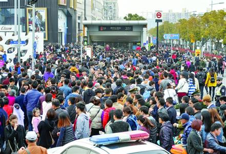 昨天下午四点多,顾村公园地铁站迎来离园高峰,武警战士在地铁入口处排