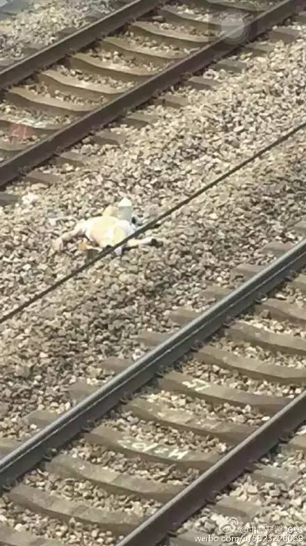 网曝莘庄地铁南广场一男子跳轨 被和谐号列车撞飞