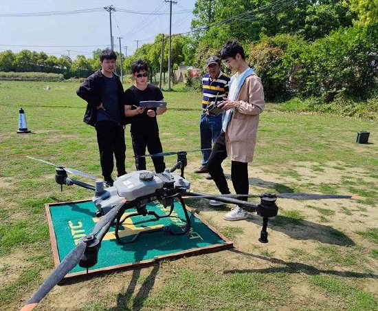 上海民航职业技术学院进行无人机操作培训。