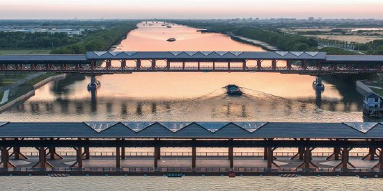 方厅水院横跨太浦河，地处沪苏浙交界点，有“长三角原点”之称。
