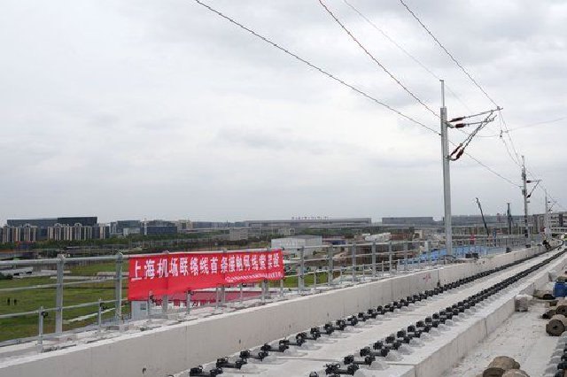 上海市域铁路机场联络线供电工程首锚段接触网导线成功架设