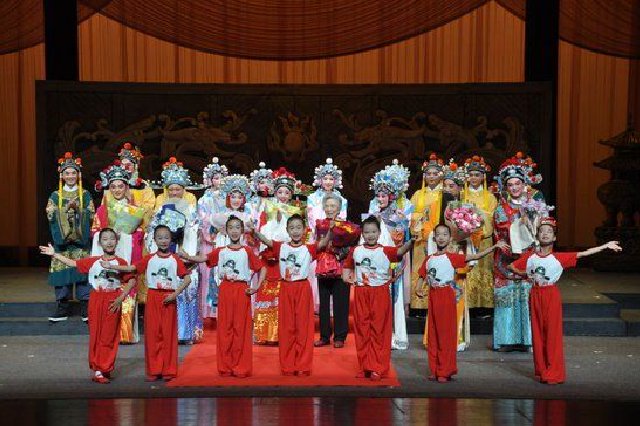 黄梅戏《女驸马》谢幕“四代同堂”