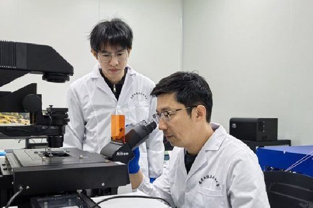刘聪（右）与学生在实验中